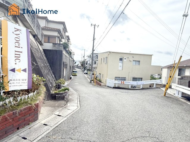 明石市東朝霧丘　土地の前面道路含む現地写真|前面道路は西側　幅員5ｍになります。交通量も少なく、安心して駐車して頂けます。