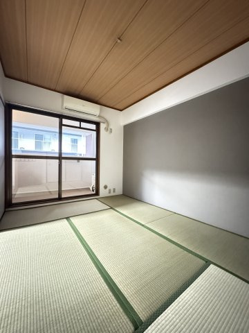 メロディ三宮東の和室