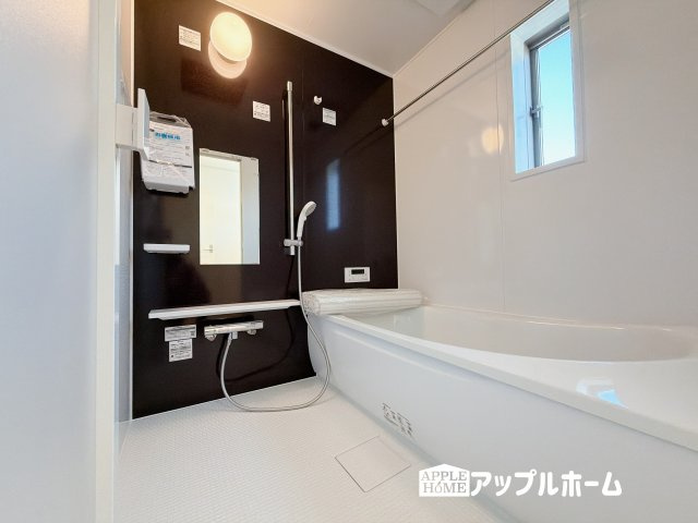 【新築戸建】熊谷市江南中央 第3 全1棟の浴室|窓付きのバスルームは、採光もあり明るく気持ちの良い空間です。窓があることで、換気環境も良好。掃除もスムーズに出来ます