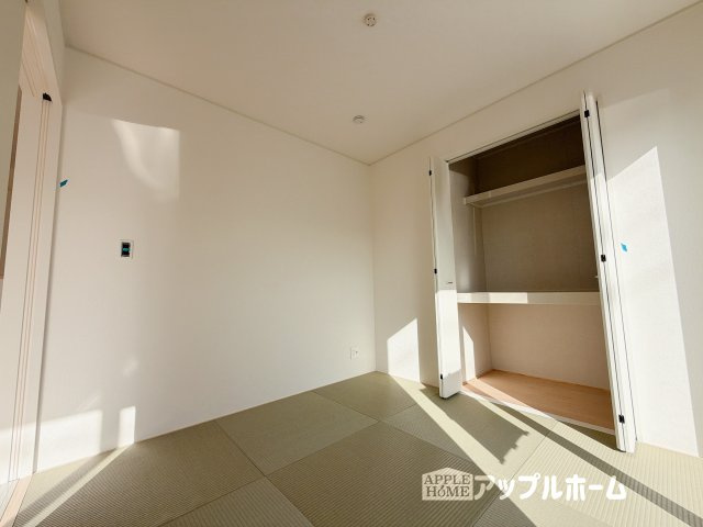 【新築戸建】熊谷市江南中央 第3 全1棟の和室|押入れ付きの和室は、収納スペースが豊富で部屋全体がすっきりと片付きやすいのが特徴です。衣類や荷物を整理しやすく、生活感を抑えた洗練された空間を保てます。