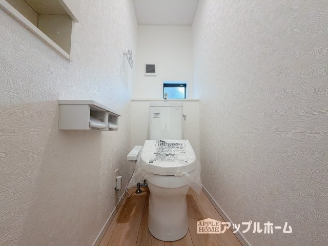 【新築戸建】熊谷市江南中央 第3 全1棟のトイレ|白を基調とした清潔感のある明るい空間。温水洗浄便座付きで、毎日快適・清潔に使用できます。