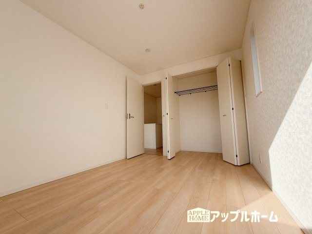 【新築戸建】熊谷市江南中央 第3 全1棟の洋室|２階居室は全室収納あり！たっぷりある収納活用でお部屋もキレイを保てます♪