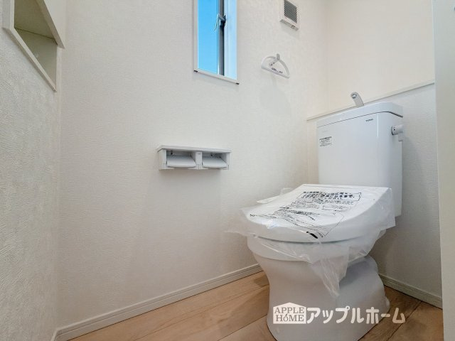 【新築戸建】熊谷市江南中央 第3 全1棟のトイレ|白を基調とした清潔感のある明るい空間。温水洗浄便座付きで、毎日快適・清潔に使用できます。
