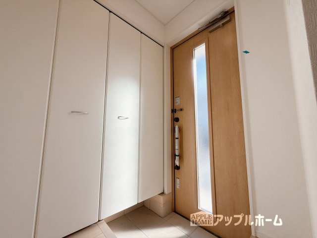 【新築戸建】熊谷市江南中央 第3 全1棟の玄関|ご家族皆様の靴やお手入れ用品を収納できる収納棚を設置！お家に出会う人々を迎える玄関だからこそ、常に整理整頓しておきたいですね♪