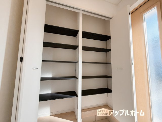 【新築戸建】熊谷市江南中央 第3 全1棟の収納|明るくて清潔感溢れる玄関。便利な下駄箱収納付きです♪散らかりがちな玄関もすっきりと片付きます。