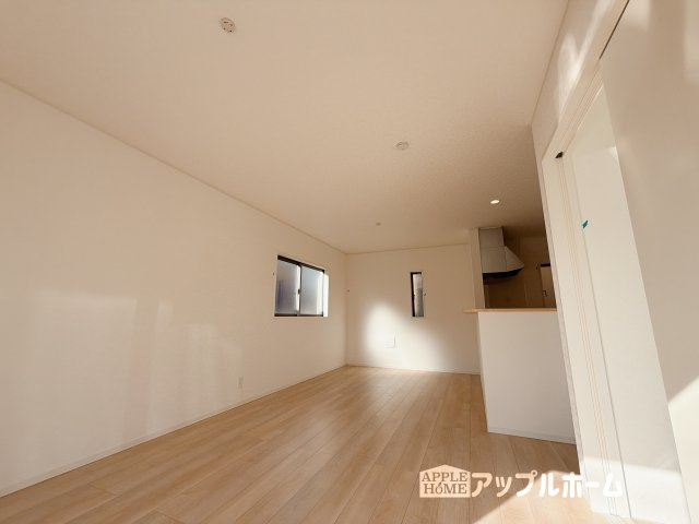 【新築戸建】熊谷市江南中央 第3 全1棟の居間・リビング|広々リビング×対面キッチンで家族の会話も弾みます♪家族団らんの秘訣は間取りにあり☆夢のマイホームを一緒に叶えましょう！