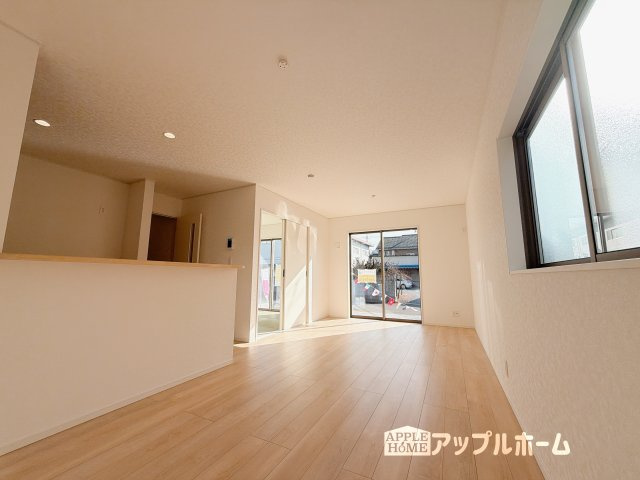 【新築戸建】熊谷市江南中央 第3 全1棟の居間・リビング|広々リビング×対面キッチンで家族の会話も弾みます♪家族団らんの秘訣は間取りにあり☆夢のマイホームを一緒に叶えましょう！