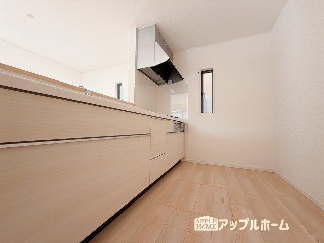 【新築戸建】熊谷市江南中央 第3 全1棟のキッチン|キッチンから部屋中が見守れるので、小さなお子様がいるご家庭でも安心です。シンプル×ナチュラルな温かい空間は、どんなスタイルの家具も合わせやすいお部屋です。