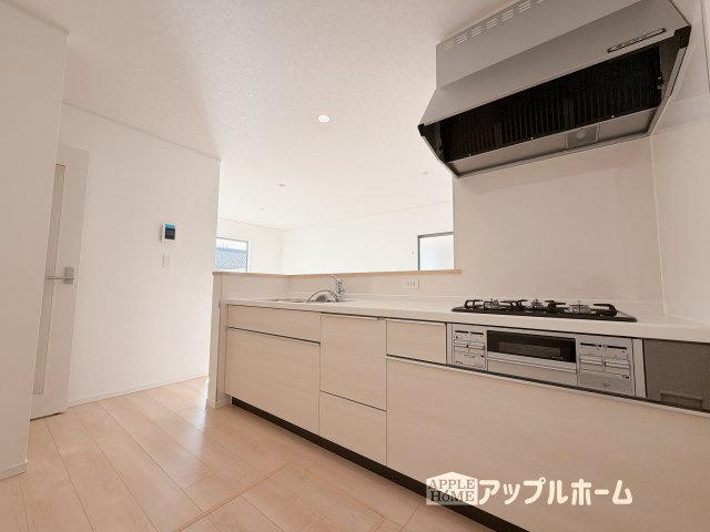 【新築戸建】熊谷市江南中央 第3 全1棟のキッチン|対面式キッチンは、家族のコミュニケーションを育み、子育て家族にも好適なプラン！リビングで寛ぐご家族をいつも感じられます♪会話を楽しみながら家事ができ、小さいお子様がいても安心です！