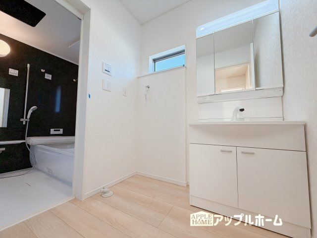【新築戸建】熊谷市江南中央 第3 全1棟の独立洗面台|三面鏡付きの洗面化粧台ですので、たっぷりと収納いただけます。白を基調とした清潔感のある快適空間です。毎日の身支度も気持ち良くお使い頂けます！！