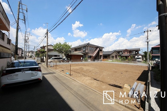 【前面道路含む現地写真】 | 青く澄み渡った綺麗な空と、陽の光をたっぷりと受ける、そんな新築住宅で新生活をスタートしてみませんか？見学・ご相談等、ミライズホーム(株)までお気軽にご連絡下さい。