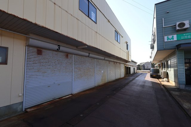 学校町１丁目長谷川駐車場＆車庫
