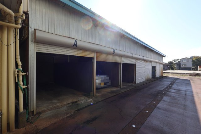 学校町１丁目長谷川駐車場＆車庫