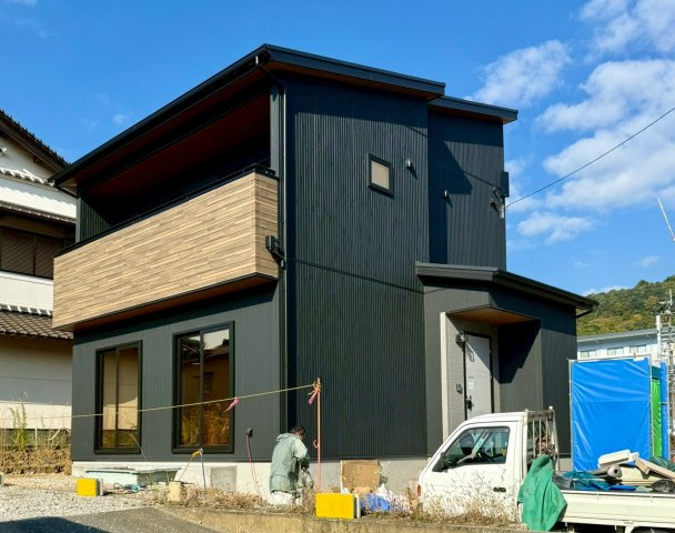 いの町枝川　新築戸建の外観|3台駐車可◎落ち着いた色合いの外観で街並みに調和。