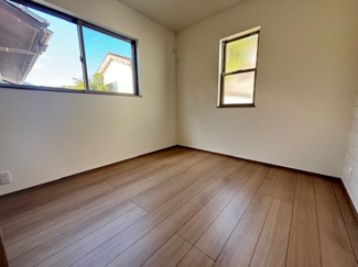 【洋室】 | 東区上温品4　限定1棟【P並列2台可】 | 2階　洋室×3　収納付きでお部屋がスッキリ広く使えます。
