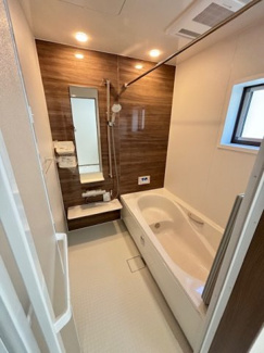 【浴室】 | 東区上温品4　限定1棟【P並列2台可】 | ゆったりした浴槽は、足を伸ばしてゆったり湯船につかることができます。
浴室換気乾燥機付きでカビ予防やヒートショック予防に安心です☆