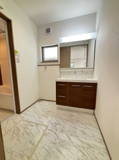 【独立洗面台】 | 東区上温品4　限定1棟【P並列2台可】 | 三面鏡付きの洗面台は、メイクもドライヤーも余裕のスペースです☆