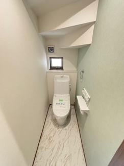 【トイレ】 | 東区上温品4　限定1棟【P並列2台可】 | シンプルなデザインはお掃除やしやすく衛生的。温水洗浄便座付き　トイレ×２