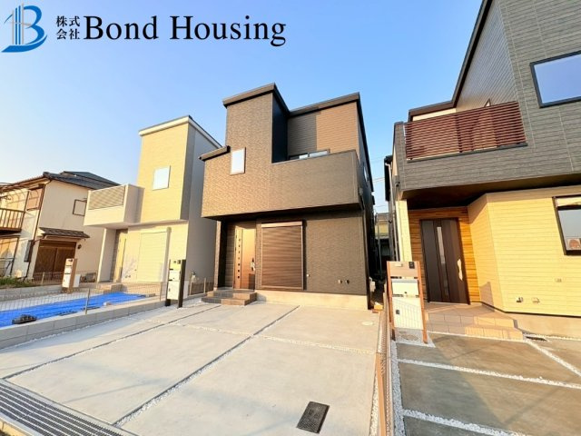 LDKは19.7帖の広々4LDK　朝霧南町　全3棟　2号棟の前面道路含む現地写真