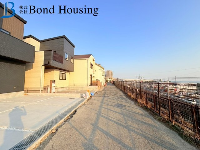 JR朝霧駅徒歩3分の好立地　朝霧南町　全3棟　1号棟の前面道路含む現地写真