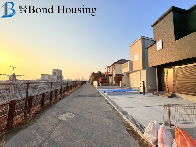 JR朝霧駅徒歩3分の好立地　朝霧南町　全3棟　1号棟の前面道路含む現地写真