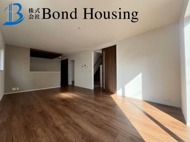 JR朝霧駅徒歩3分の好立地　朝霧南町　全3棟　1号棟の居間・リビング