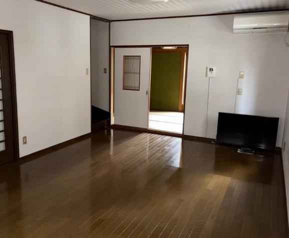 本町　中古一戸建ての居間・リビング|LDK14.0帖
■物件内覧・資金計画相談・住宅ローン相談、リフォーム相談、お問合せ受付中■
※当日・翌日のご内覧、ご相談はお電話でのお問合せがスムーズです！