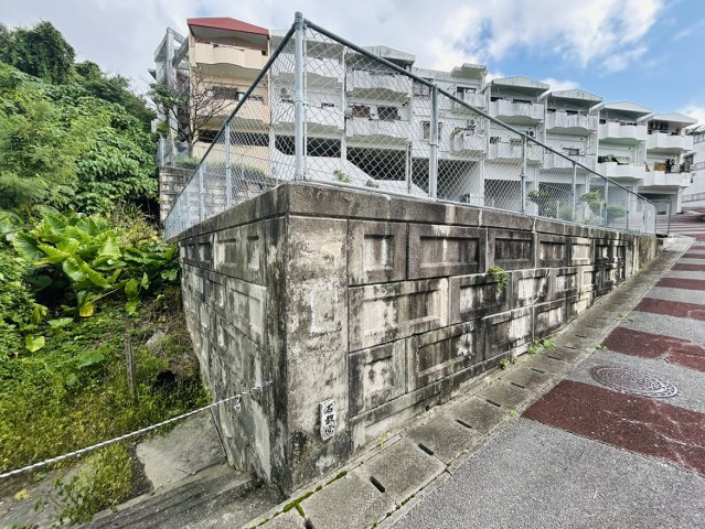 首里末吉町2丁目売土地の前面道路含む現地写真|南西側、物件外側から撮影