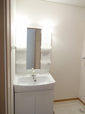 カンタービレの洗面所|明るい洗面所です