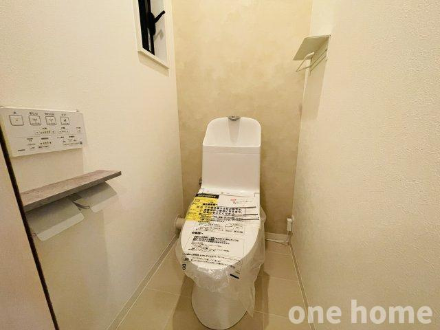 木川西3丁目中古戸建のトイレ|◆２階トイレです！温水洗浄便座付きトイレ新調済！操作がしやすい壁掛けリモコンが嬉しいですね♪