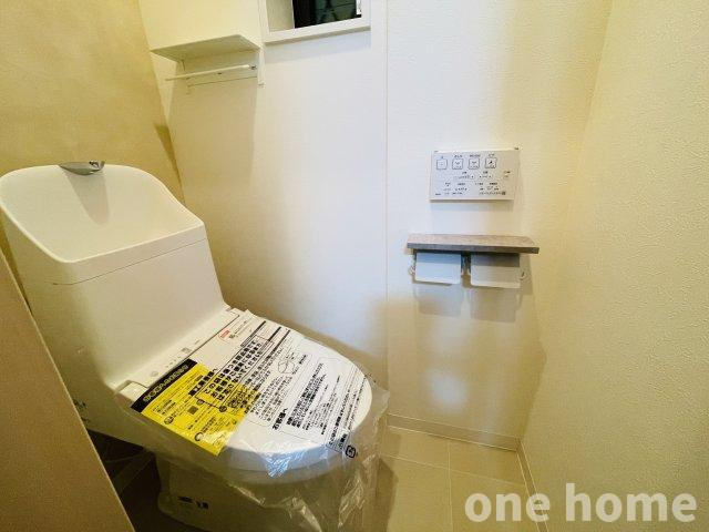 木川西3丁目中古戸建のトイレ|◆１階トイレです！温水洗浄便座付きトイレ新調済！トイレは１階と２階に設置されているため、利用が重なる時間帯や来客時にもスムーズにご使用いただけます！