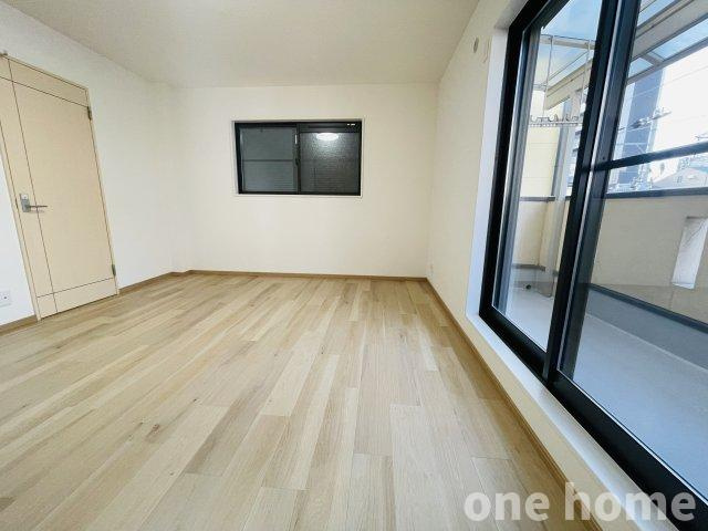 木川西3丁目中古戸建の洋室|◆３階約１０帖洋室です！掃き出し窓から陽光差し込む明るい空間です！