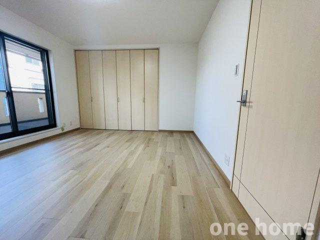 木川西3丁目中古戸建の洋室|◆３階約１０帖洋室　別角度です！優しい木目の内装で、様々な家具との相性はバッチリです！