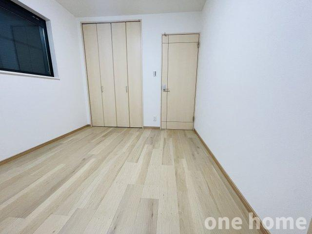 木川西3丁目中古戸建の洋室|◆３階約６．０帖洋室です！シンプルな内装につき、お持ちの家具やカーテンが映えます！