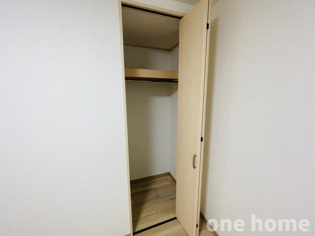 木川西3丁目中古戸建の収納|◆３階約６．０帖洋室　収納です！クローゼットが２つあり、収納家具を最低限に住空間を有効活用できます！