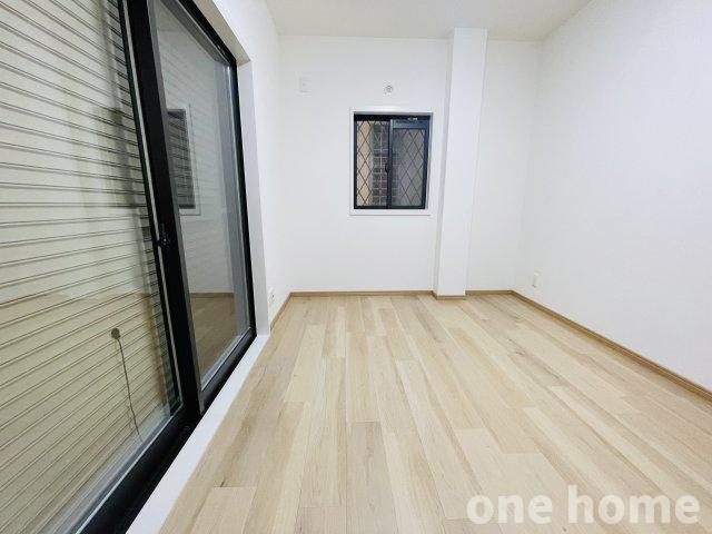 木川西3丁目中古戸建の洋室|◆１階約５．０帖洋室です！１階には個室が１部屋だけなので、静かにお仕事や趣味に集中する場所として使うのもおすすめです！