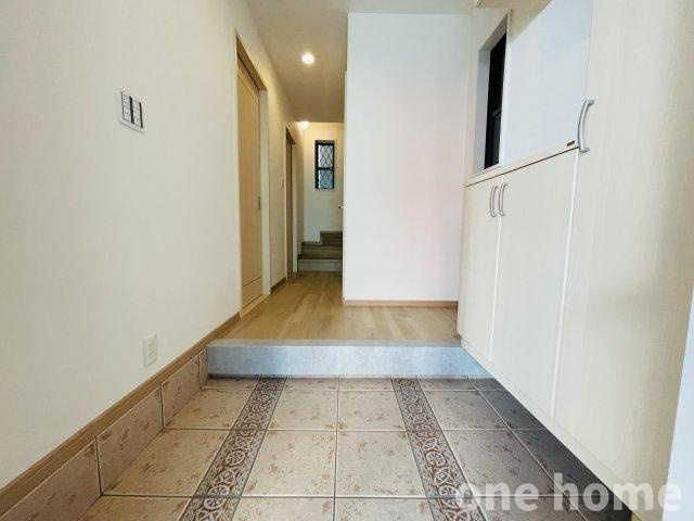 木川西3丁目中古戸建の玄関|◆広々とした玄関です！シューズボックスはフロートタイプで、普段使いの靴を下部に置いていただけます！