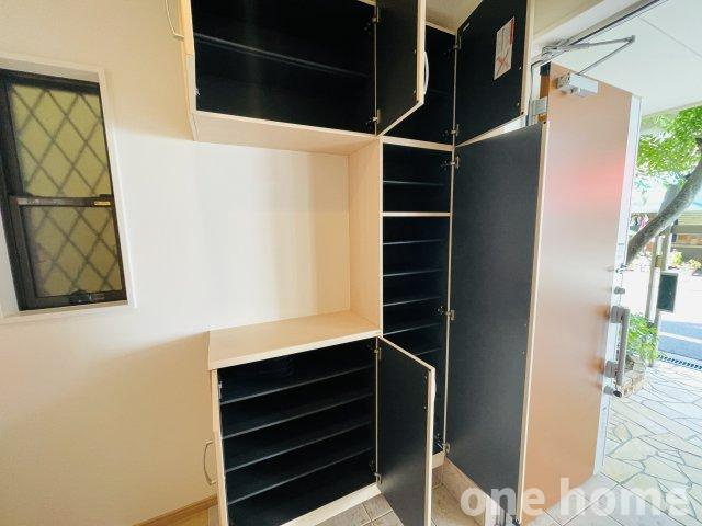 木川西3丁目中古戸建の収納|◆収納力バッチリのシューズボックス完備です！
◆棚部分はお好みのインテリアを置いて、自分好みの空間を楽しめます♪