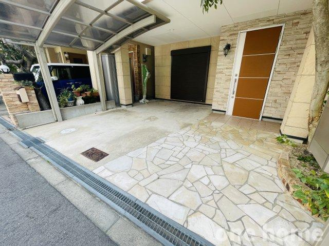 木川西3丁目中古戸建の駐車場|◆お洒落なタイル張りの玄関前です！車は２台駐車可能！