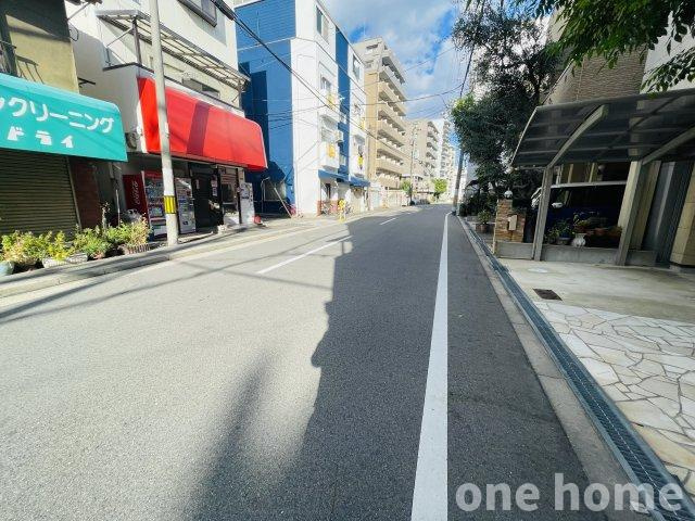 木川西3丁目中古戸建の前面道路含む現地写真|◆前面道路は幅員８ｍ！阪急各線「十三」駅徒歩１３分の好立地！