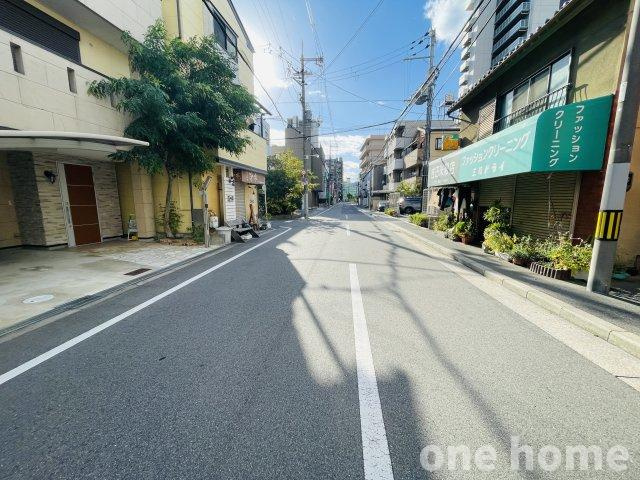 木川西3丁目中古戸建の前面道路含む現地写真|◆前面道路は幅員８ｍ！阪急各線「十三」駅徒歩１３分の好立地！