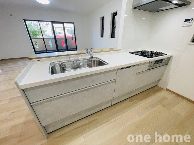 木川西3丁目中古戸建のキッチン|◆リビングと一体化し、広々とした空間を演出する人気の対面式キッチンです！お料理中も家族の様子が見え、会話が弾みます♪新調済！