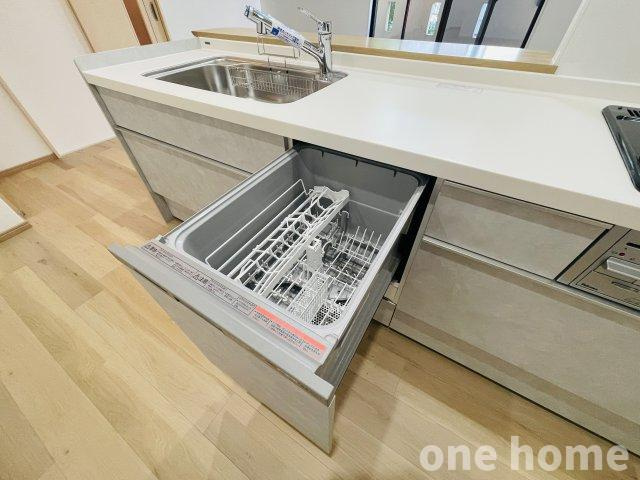 木川西3丁目中古戸建の設備|◆家事の時短が叶う食器洗浄乾燥機が搭載されています！ビルトインタイプで作業スペースを圧迫せず使い勝手良好です！
