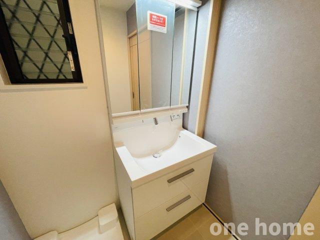 木川西3丁目中古戸建の独立洗面台|◆新調された三面鏡の洗面化粧台です！水栓が壁付けタイプでお手入れラクチンです♪