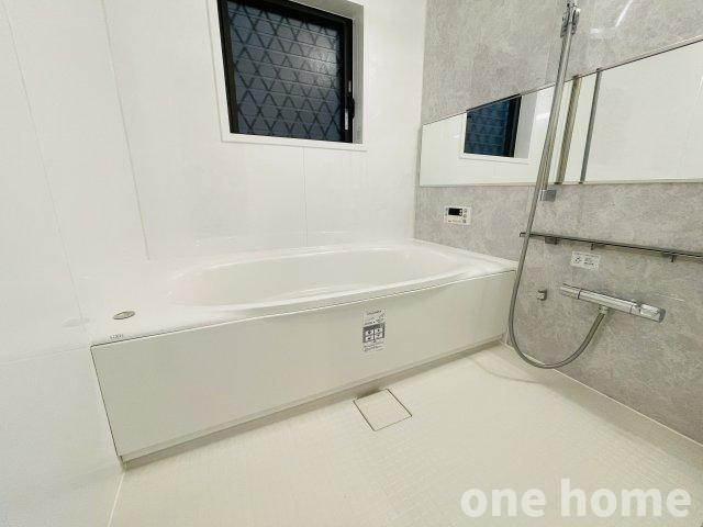 木川西3丁目中古戸建の浴室|◆新調された浴室です！広々とした空間で一日の疲れをリフレッシュできそうですね♪
◆浴室にも窓があり、窓を開けての換気もできます！