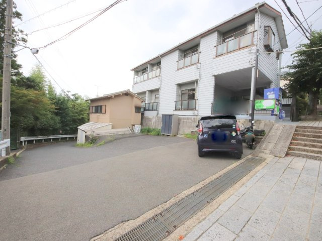 パインハイツ生駒の駐車場