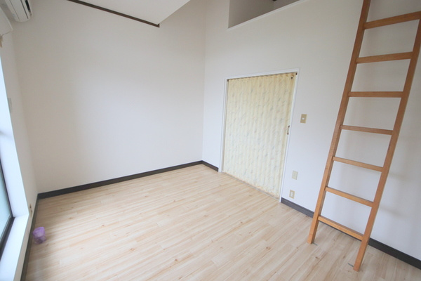 パインハイツ生駒の居間・リビング