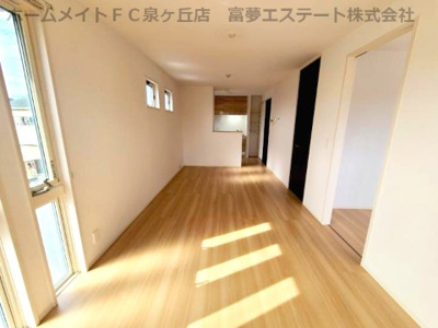 【居間・リビング】 | ディーモンテ深井沢町 | ※イメージ　反転タイプのお部屋の写真