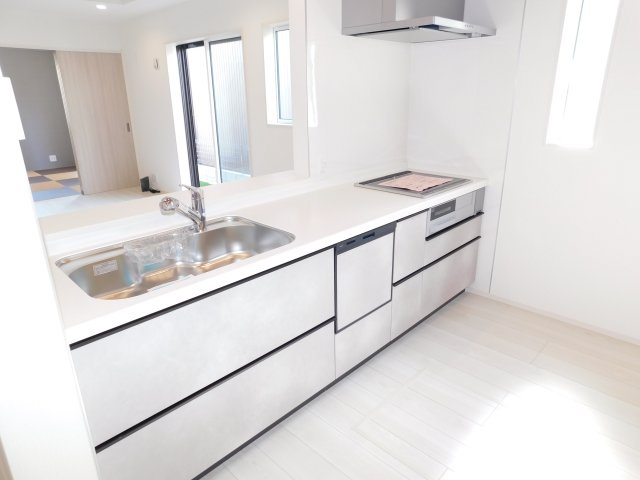愛西市稲葉町米野の新築一戸建のキッチン|◇キッチン◇　　人気の対面式・ＩＨコンロ・人工大理石天板システムキッチン・食洗機・浄水機能付ハンドシャワー・静音仕様シンク・薄型換気扇・スローインクローズレール・床下収納庫