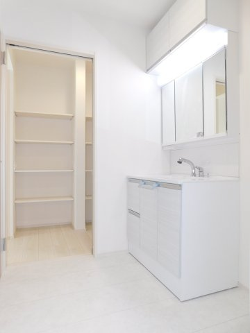 愛西市稲葉町米野の新築一戸建の独立洗面台|◇洗面室◇　　吊収納付き三面鏡シャワードレッサー（ワイドサイズ）　床下収納　
